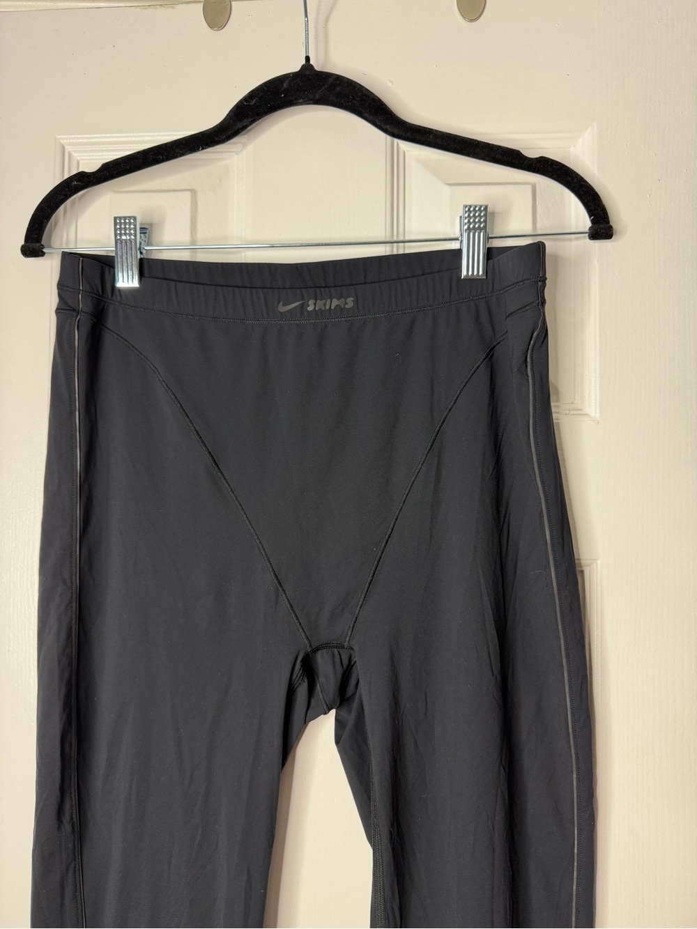 Nike x SKIMS Weightless V-Panel Full Legging in Obsidian - Picture 6 of 7
